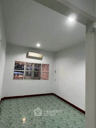 Spacious unfurnished room with air conditioning and tiled flooring, ideal for customization.
