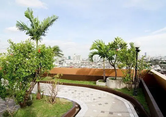 Stunning rooftop garden with city views and lush greenery, perfect for relaxation and urban living.