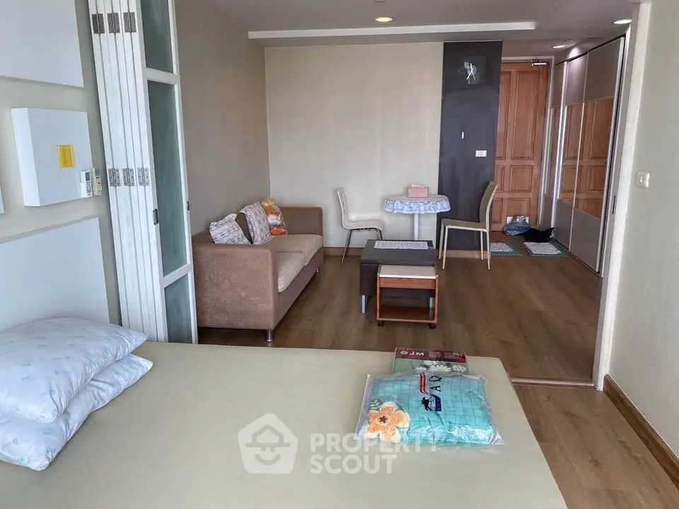 Spacious studio apartment with cozy living area and modern furnishings.