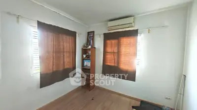 Cozy room with air conditioning and natural light, ideal for a study or small bedroom.