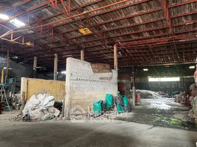 Spacious industrial warehouse with high ceilings and ample storage space