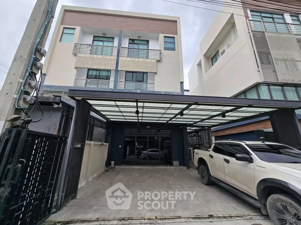 Modern townhouse with spacious driveway and covered parking area
