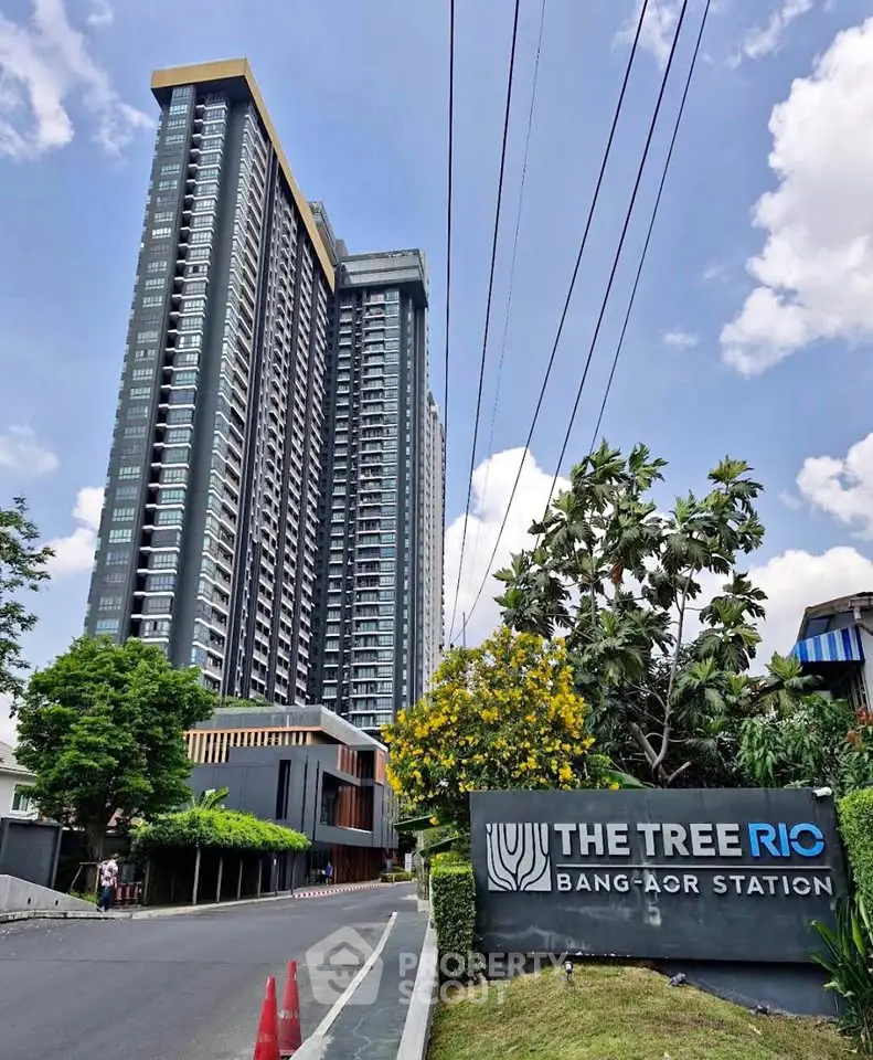 Modern high-rise condominium with lush greenery at The Tree Rio Bang-Aor Station.