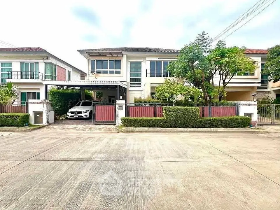 Spacious suburban house with modern design and lush greenery, perfect for family living.