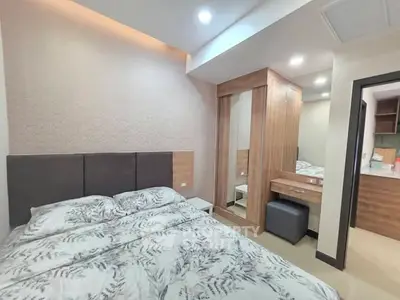 Modern bedroom with stylish decor and built-in wardrobe, perfect for a cozy living experience.