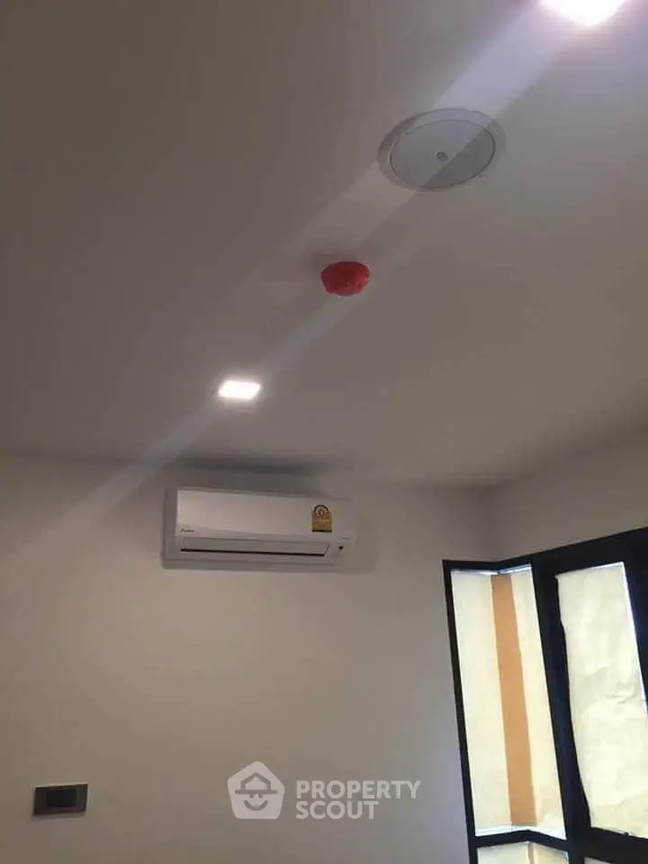 Modern room with air conditioning and recessed lighting
