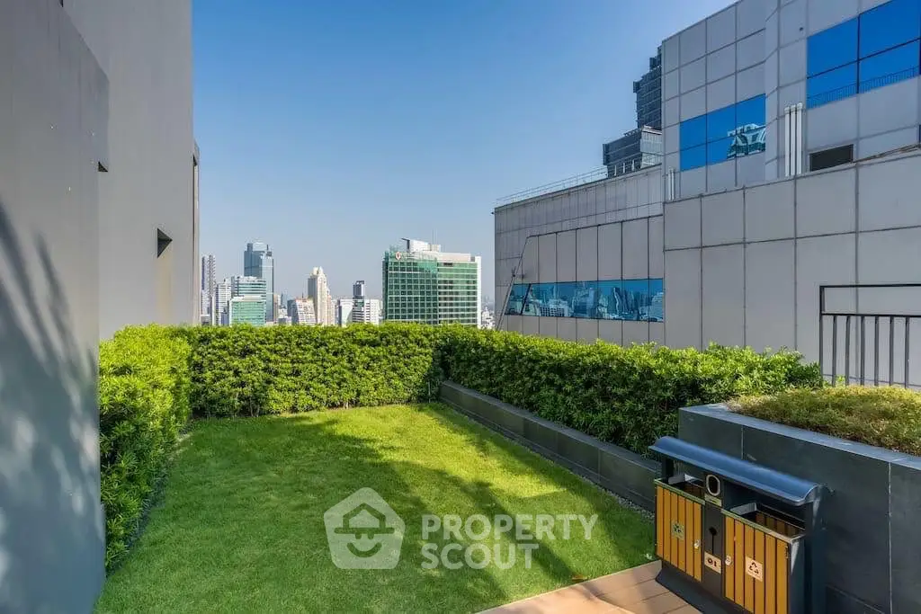 Stunning rooftop garden with city skyline views, perfect for relaxation and entertainment.