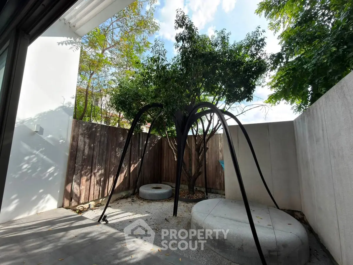 Charming outdoor garden space with modern design and lush greenery, perfect for relaxation and leisure.