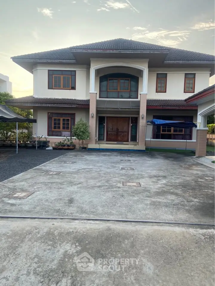 Stunning two-story house with spacious driveway and elegant facade, perfect for family living.