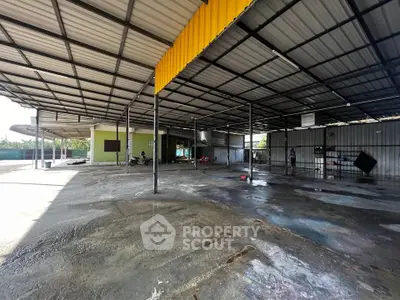 Spacious industrial warehouse with open layout and high ceilings, ideal for storage or manufacturing.