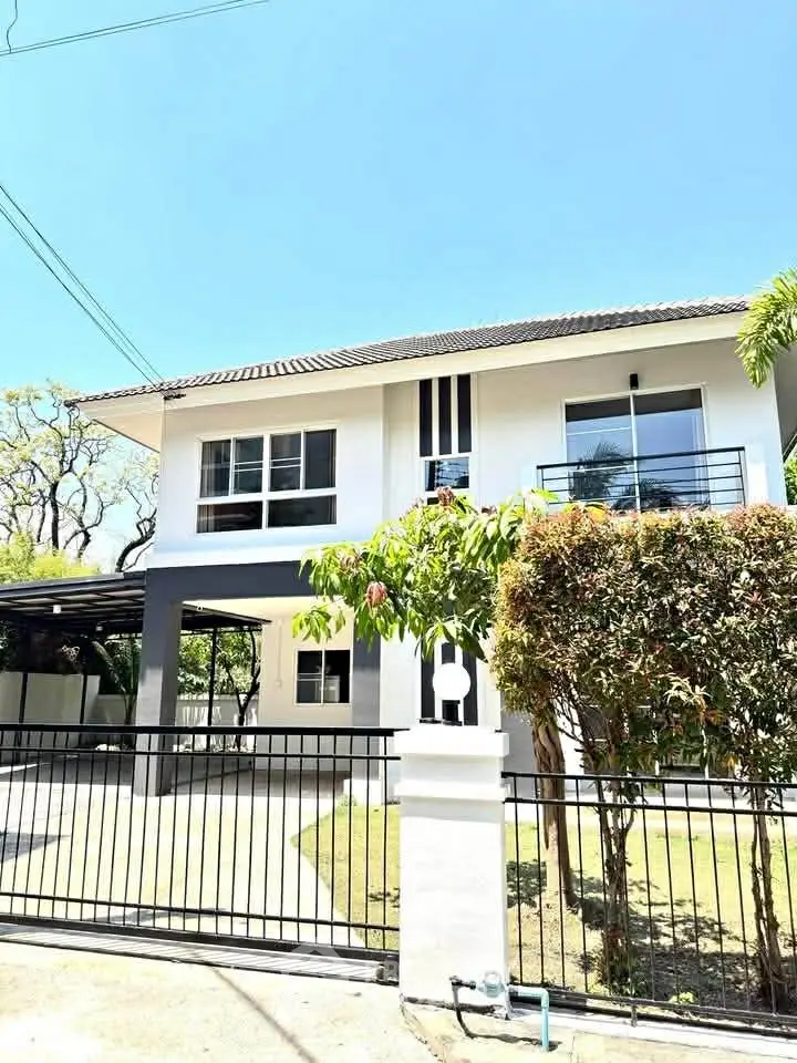 Stunning two-story modern house with spacious yard and sleek design, perfect for family living.