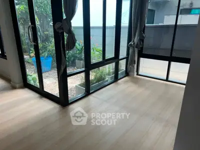 Spacious corner unit with large windows and garden view, perfect for natural light lovers.