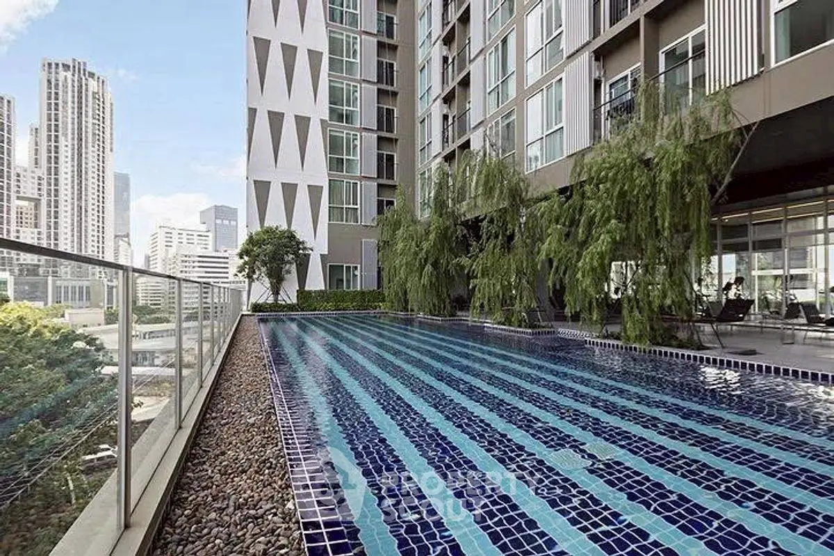 Luxurious urban apartment with stunning pool and city views