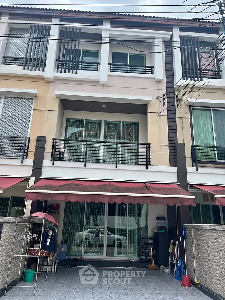 Modern townhouse exterior with stylish facade and spacious balcony.