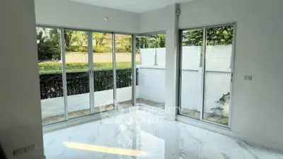Spacious corner unit with large windows and garden view, perfect for natural light lovers.