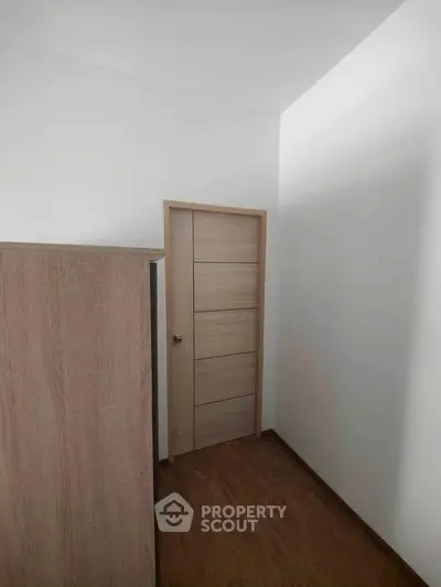 Minimalist small room with wooden flooring and modern door design