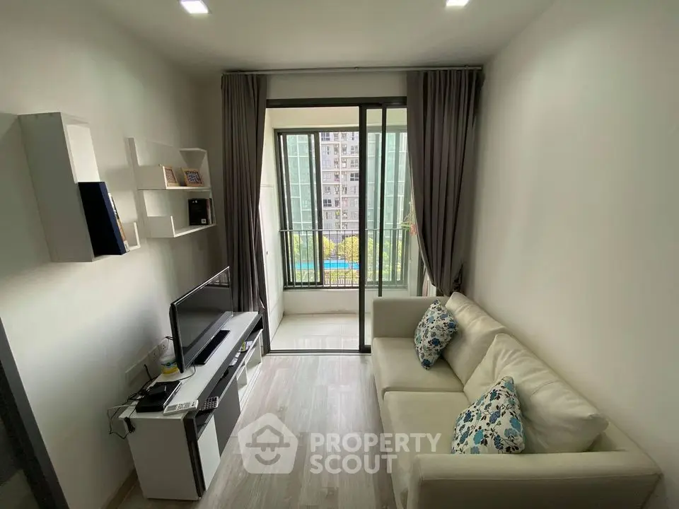 Fully Furnished 1 Bedroom Condo at Ideo Mobi Sukhumvit-1