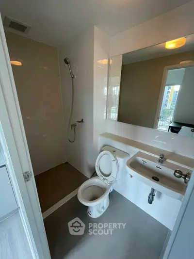 Modern bathroom with shower and sleek fixtures in a contemporary apartment.
