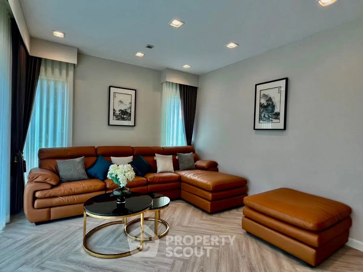 Luxurious living room with leather sofa and elegant decor, perfect for relaxation and entertainment.