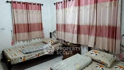 Cozy bedroom with twin beds and charming fox-themed bedding, perfect for a comfortable stay.