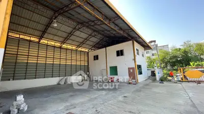 Spacious industrial warehouse with high ceiling and open layout for versatile use.