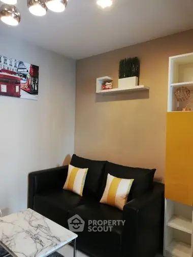 Fully Furnished 1 Bedroom Condo at Life Sukhumvit Livingroom