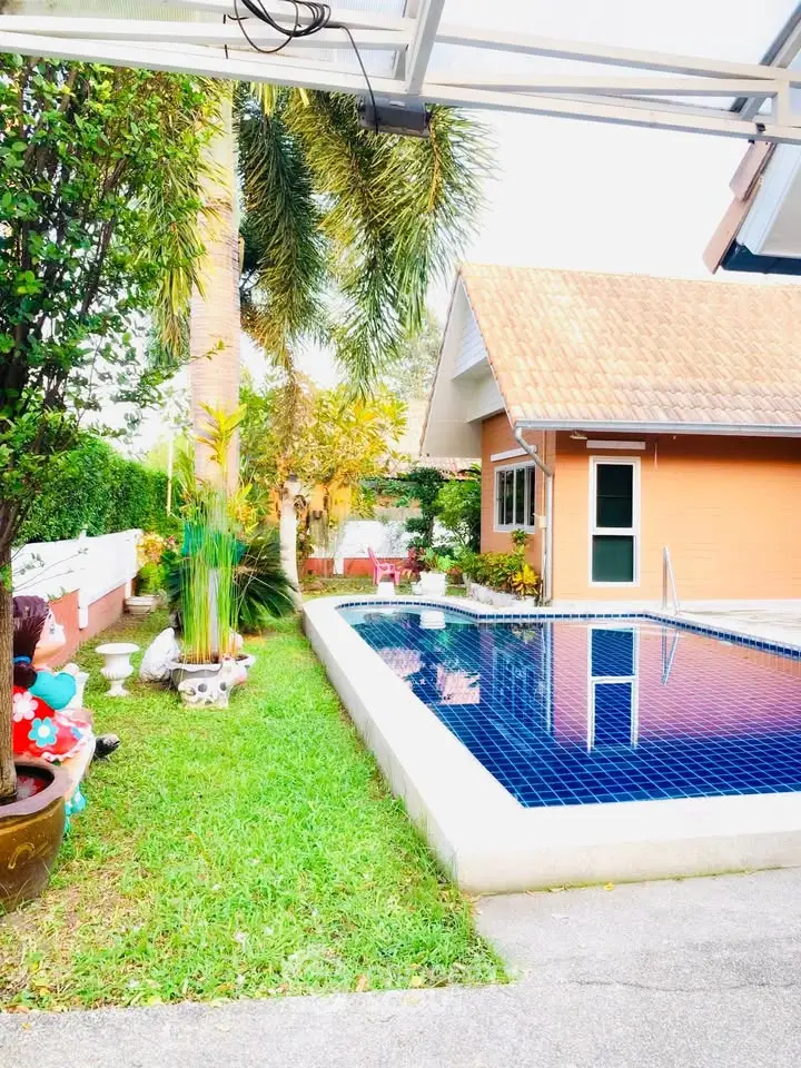 Charming house with a private pool and lush garden, perfect for relaxation and outdoor enjoyment.