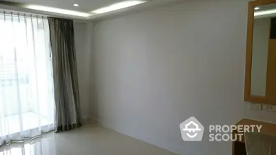  3 Bedrooms Condo at Somkid Gardens Condominium-6