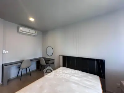 Modern bedroom with minimalist furniture and air conditioning, ideal for comfort and relaxation.