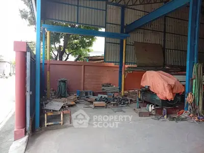 Spacious industrial warehouse with ample storage space and open layout, ideal for manufacturing or storage needs.