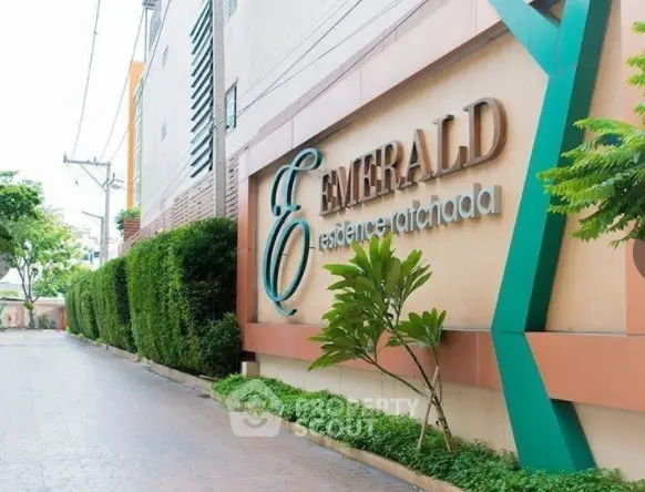 Emerald Residence Ratchada entrance with lush greenery and modern design.