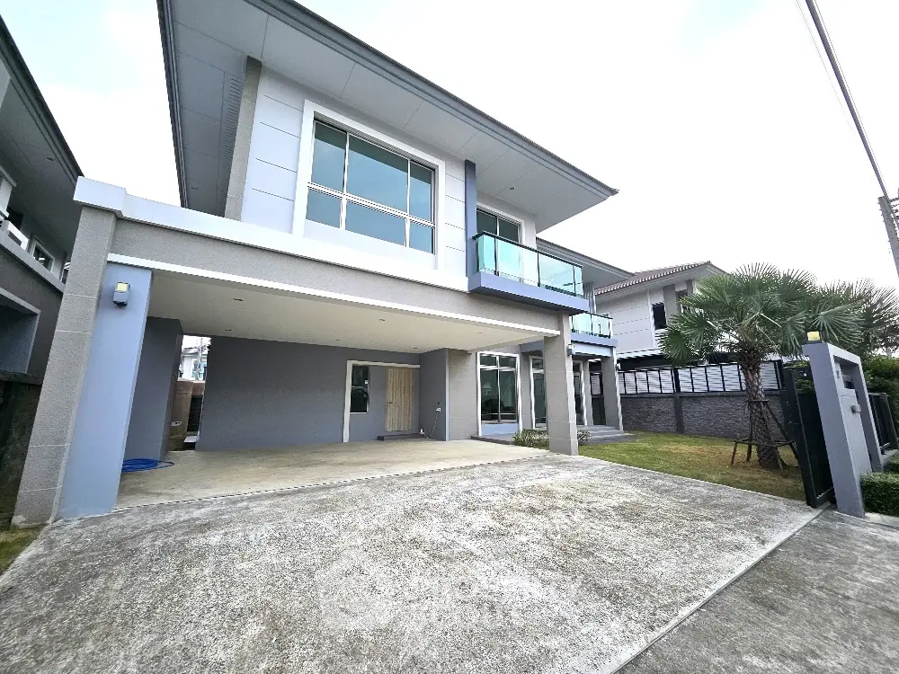 Modern two-story house with spacious driveway and sleek architectural design