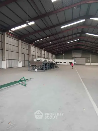 Spacious industrial warehouse with high ceilings and ample storage space