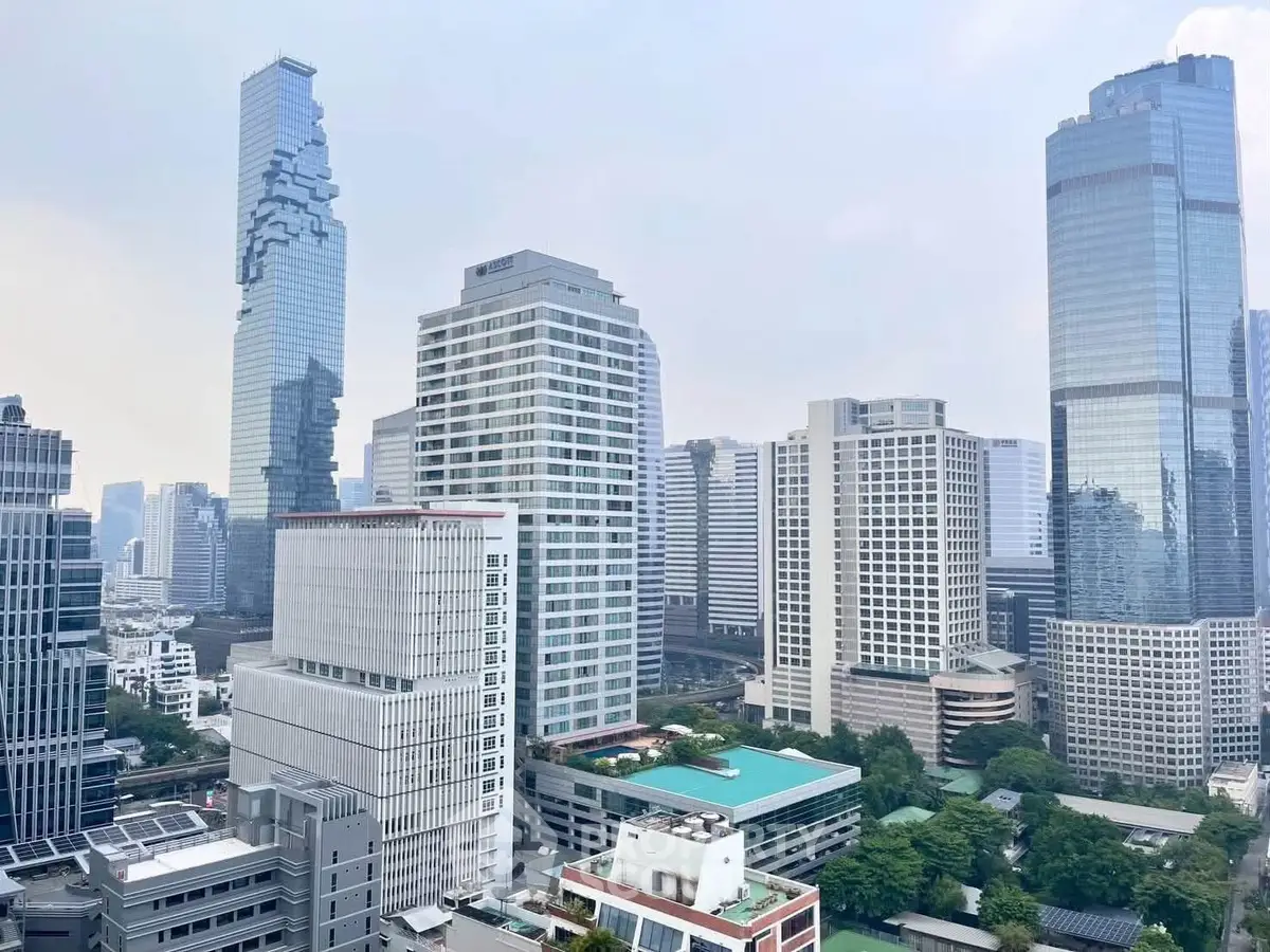Stunning cityscape view of modern skyscrapers in a bustling urban environment, showcasing architectural diversity.