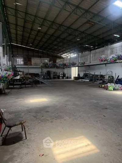 Spacious industrial warehouse with high ceilings and ample storage space, ideal for manufacturing or distribution.