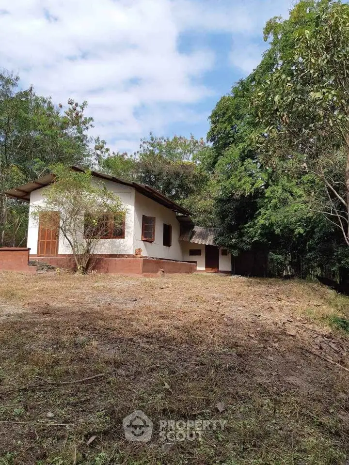 Charming countryside house surrounded by lush greenery, perfect for nature lovers seeking tranquility.
