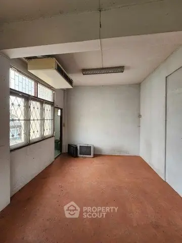 Spacious empty room with large windows and natural light, ideal for customization.