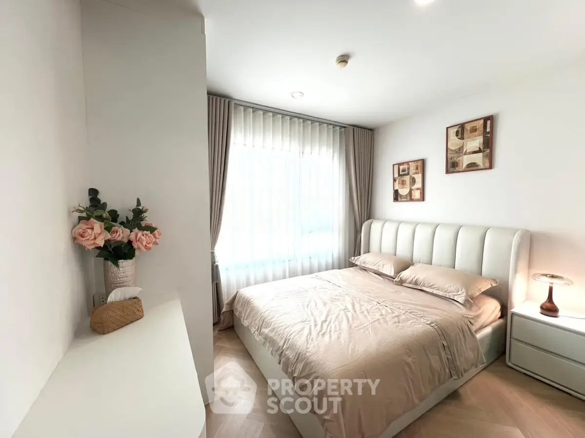 Cozy and elegant bedroom with soft lighting and stylish decor, perfect for relaxation and comfort.