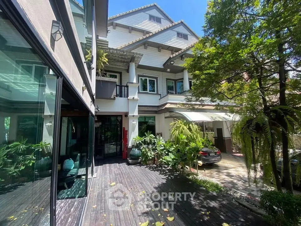 Stunning modern home with lush garden and spacious driveway, perfect for luxury living.