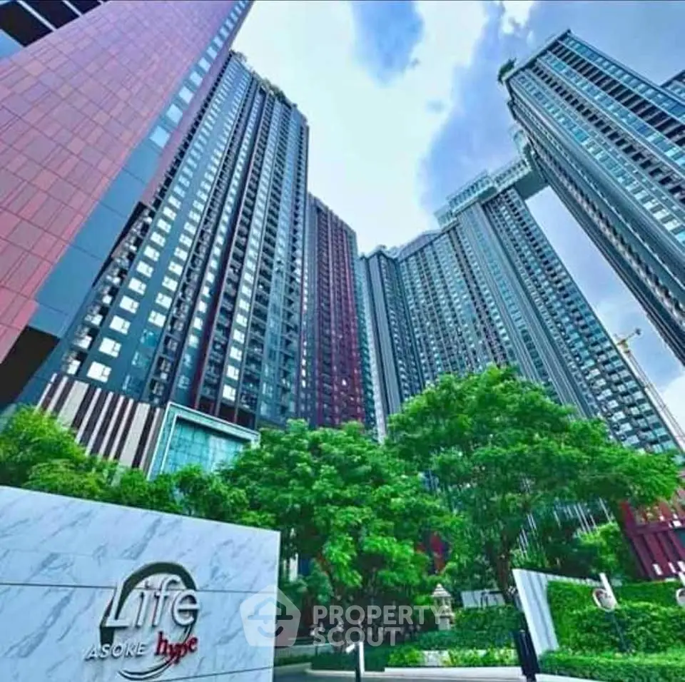 Stunning high-rise building exterior with lush greenery at Life Asoke Hype.