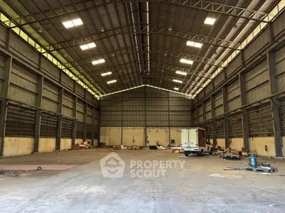 Spacious industrial warehouse with high ceilings and ample storage space.