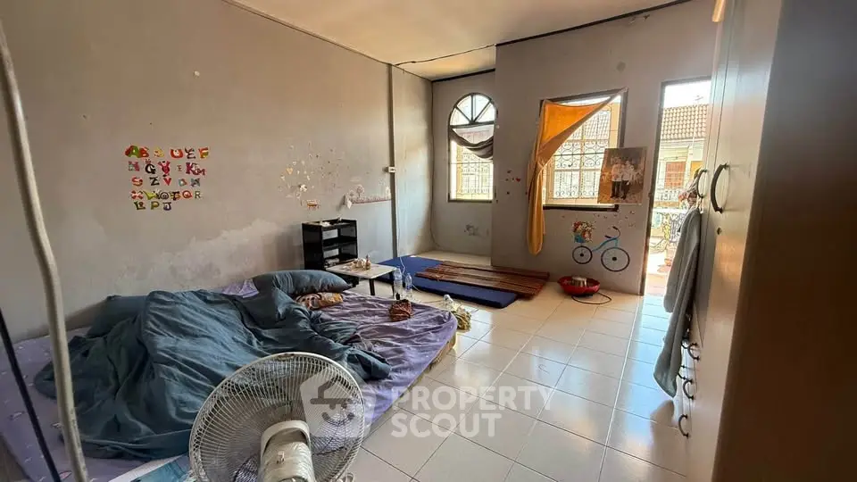 Spacious bedroom with natural light and minimalist decor, ideal for creative renovation.