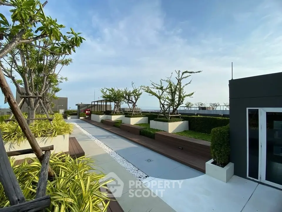 Stunning rooftop garden with lush greenery and modern design, perfect for relaxation and leisure.