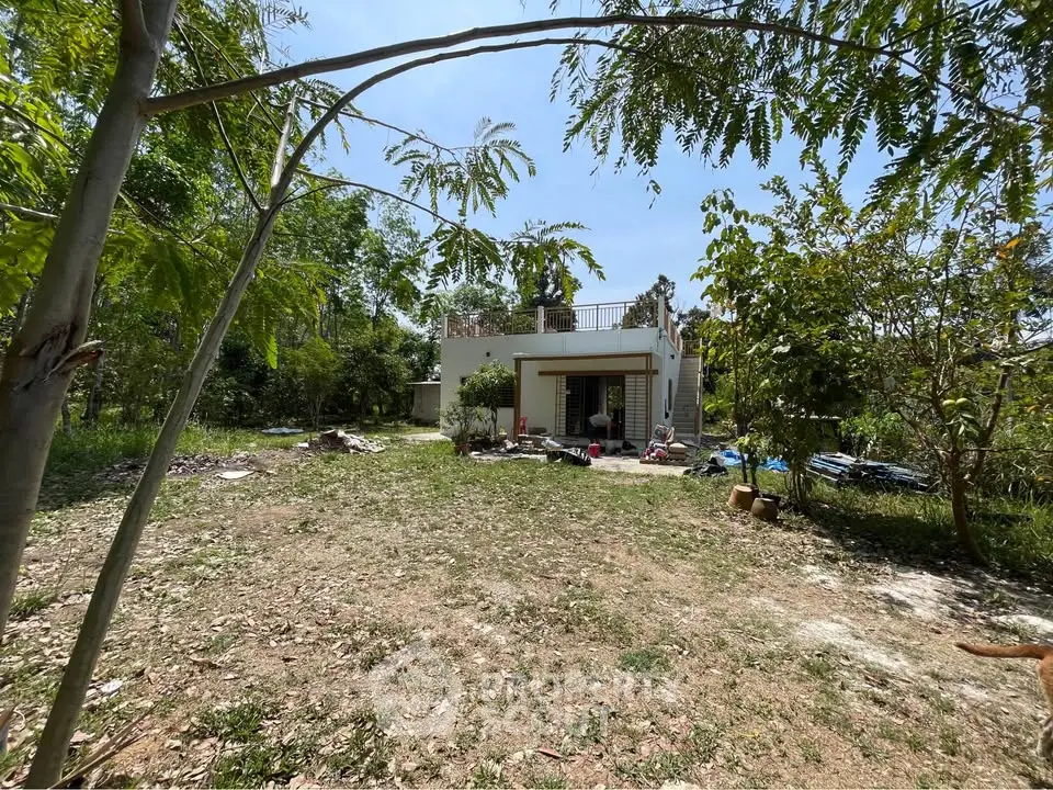 Charming countryside house with lush garden and spacious outdoor area