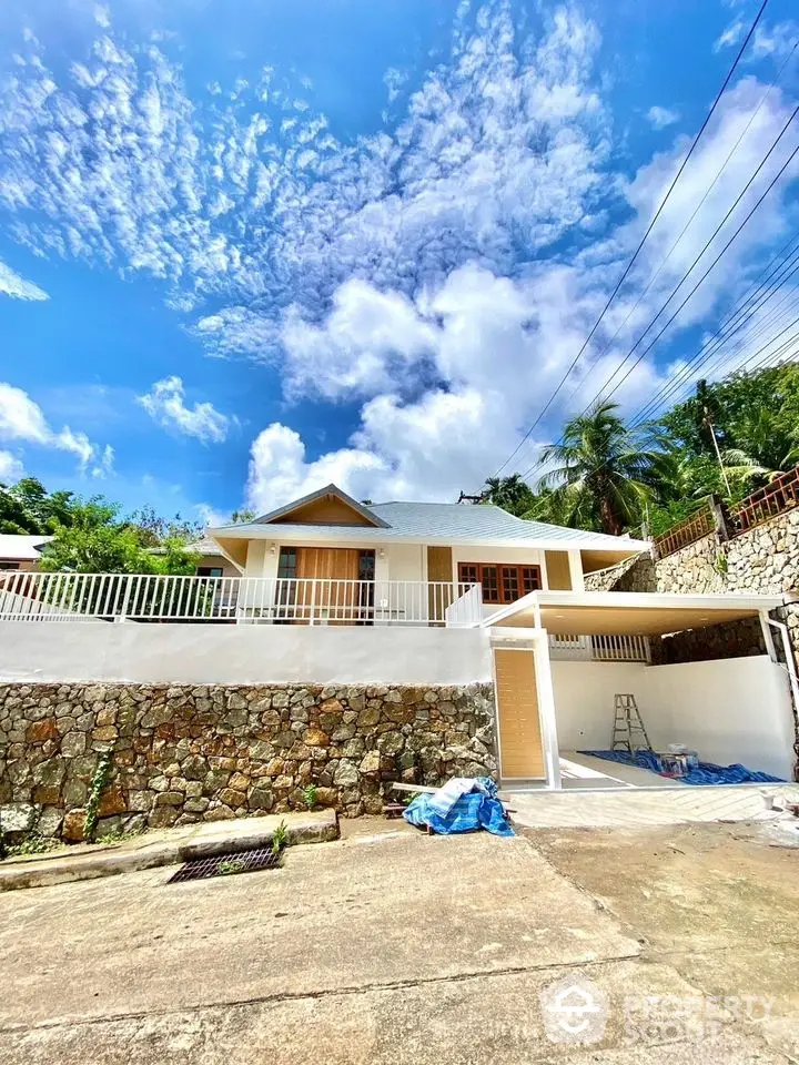 Charming hillside home with stunning sky view and spacious driveway