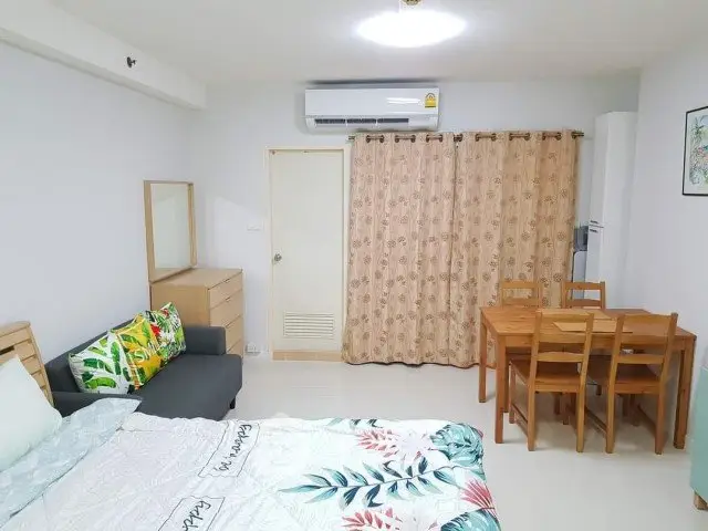 Bright studio apartment with modern furnishings and air conditioning, ideal for comfortable urban living.