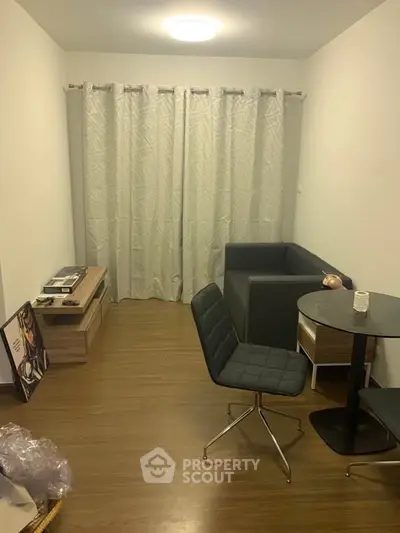 Cozy living room with modern furniture and wooden flooring, perfect for relaxation.