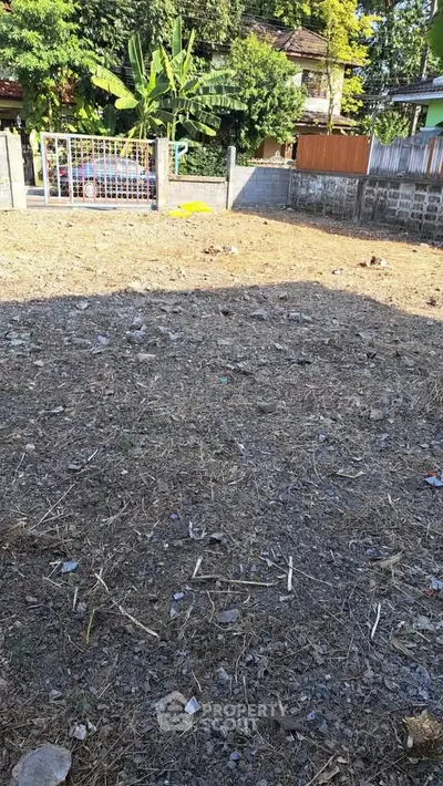 Vacant land plot with potential for development in a residential area.