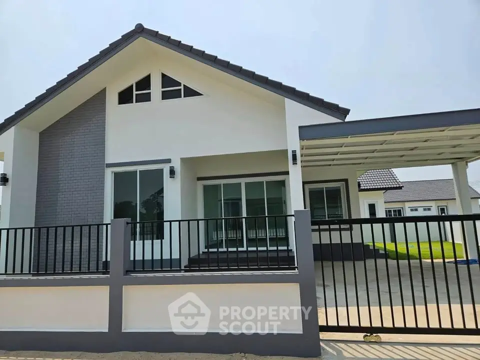 Modern single-story house with sleek design and spacious driveway