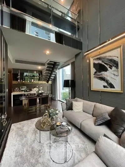 Luxurious modern living room with high ceilings and elegant decor in a duplex apartment.